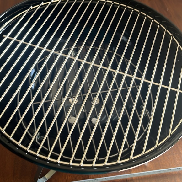 Portable Weber charcoal bbq - Picture 2 of 4